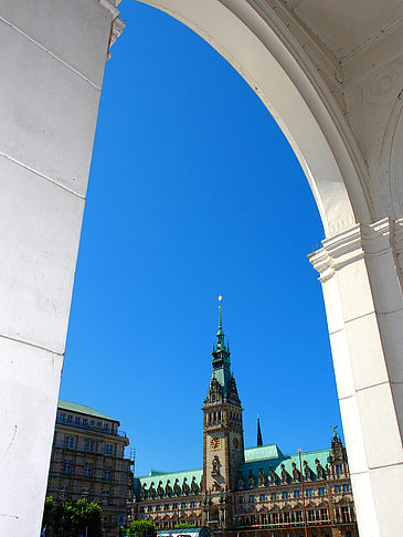 Foto Blick durch die Bögen der Alster Arkaden auf das Rathaus - Hamburg