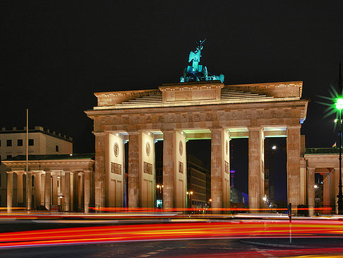 Fotos Brandenburger Tor mit Straßenverkehr | Berlin