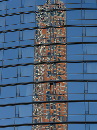 Foto Spiegelung des Messeturms - Frankfurt am Main