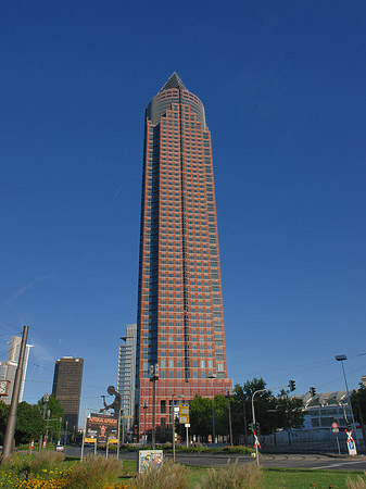 Foto Messeturm mit Theodor-Heuss-Allee - Frankfurt am Main