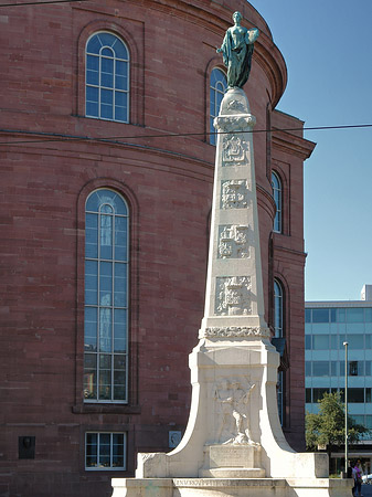Paulskirche hinter Statue Foto 
