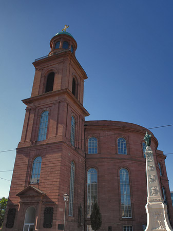 Paulskirche mit Statue Fotos