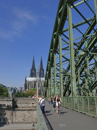 Hohenzollernbrücke beim Kölner Dom Foto 
