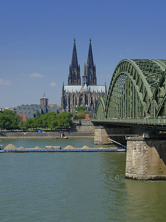 Foto Schiff unter der Hohenzollernbrücke