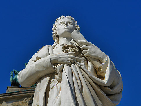 Schillerdenkmal mit Konzerthaus