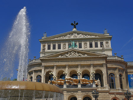 Alte Oper mit Brunnen