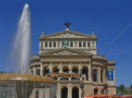 Alte Oper mit Brunnen Foto 