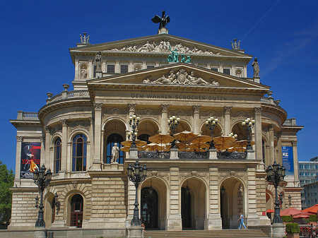 Alte Oper mit Schirmen Foto 