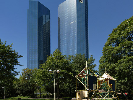 Foto Deutsche Bank mit Spielplatz - Frankfurt am Main