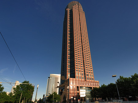 Messeturm mit Hammering Man Fotos