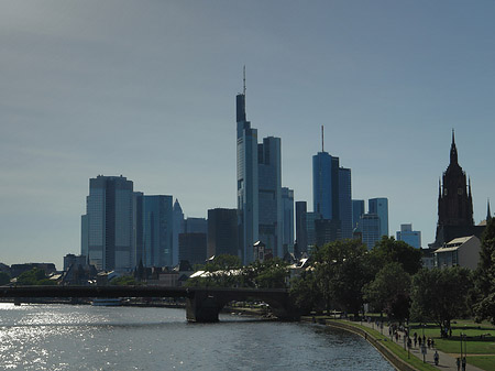 Skyline von Frankfurt hinter Alter Brücke Foto 