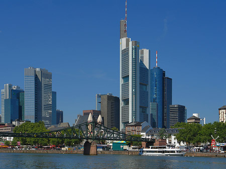Skyline von Frankfurt mit eisernem Steg Fotos