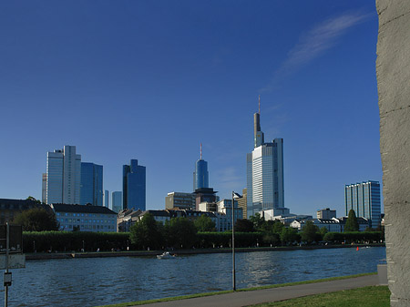Skyline von Frankfurt mit Obelisk Foto 