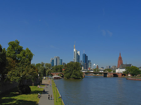 Skyline von Frankfurt mit Ufer