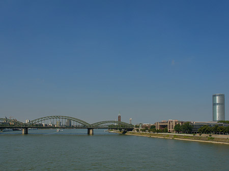 Fotos Hohenzollernbrücke führt zum Kennedyufer