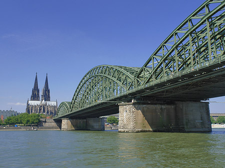 Hohenzollernbrücke am Kölner Dom Foto 