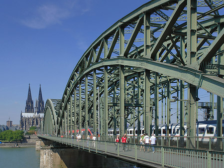 Hohenzollernbrücke beim Kölner Dom Foto 