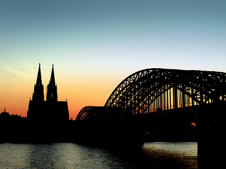 Foto Kölner Dom hinter der Hohenzollernbrücke