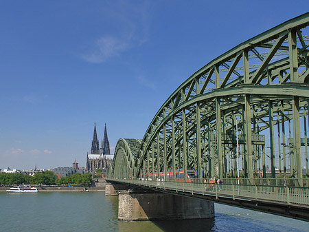 Foto Zug fährt über die Hohenzollernbrücke - Köln