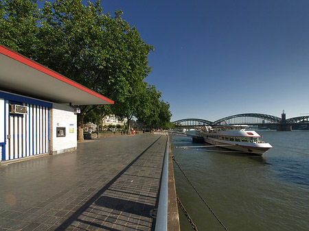 Fotos Schiff fährt über den Rhein