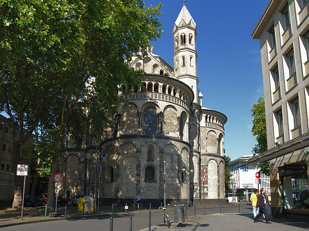 Foto Seitentürme und Westturm der St Aposteln - Köln