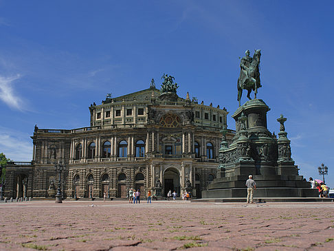 König-Johann-Statue mit Semperoper Fotos